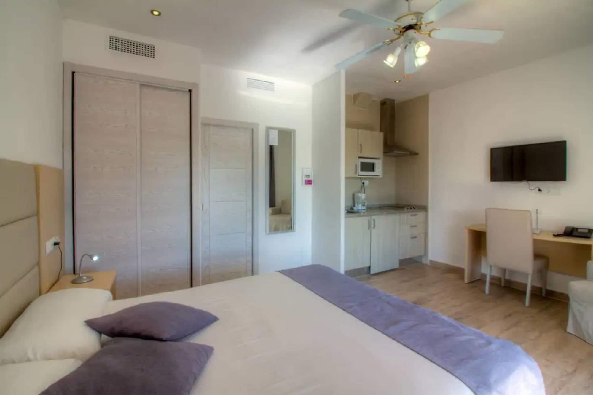 Hotel Lago Playa I Es Pujols Exterior foto